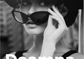 Doamna cu ochelari negri