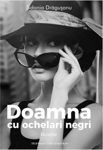 Doamna cu ochelari negri